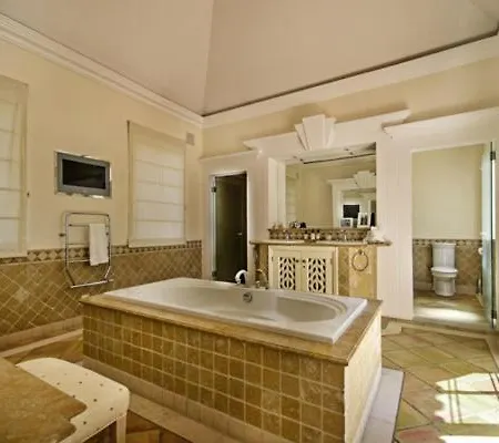 Sleeps 8 Pool Air Con Wifi *