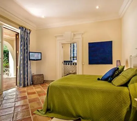 Sleeps 8 Pool Air Con Wifi